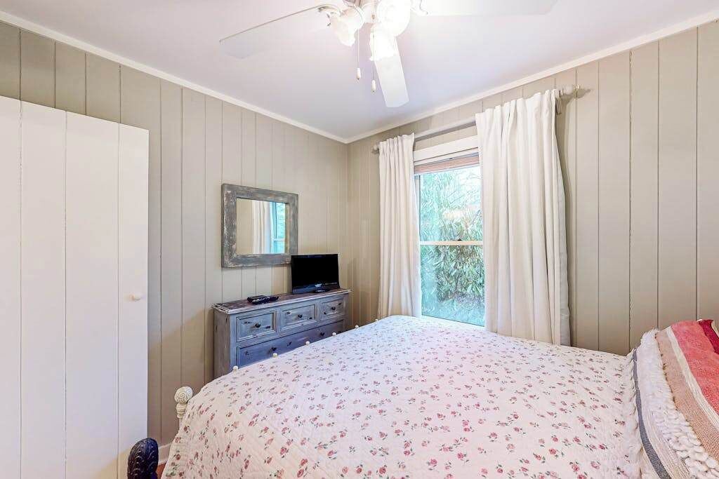 Photo of Bedroom in Mirror Lake