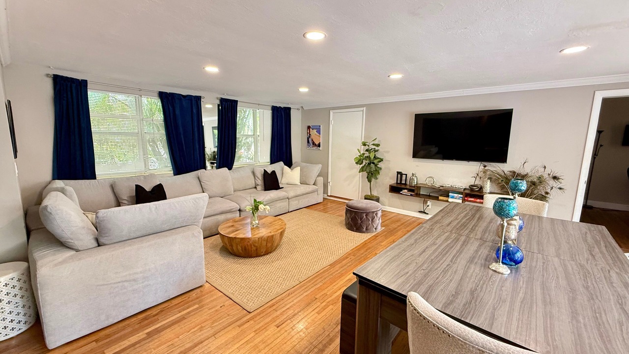 Photo of Livingroom in South Middle River