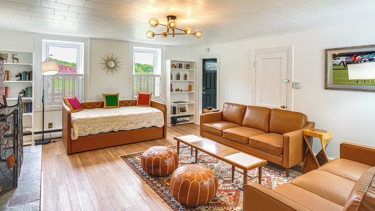 Photo of Livingroom in Town of Easton