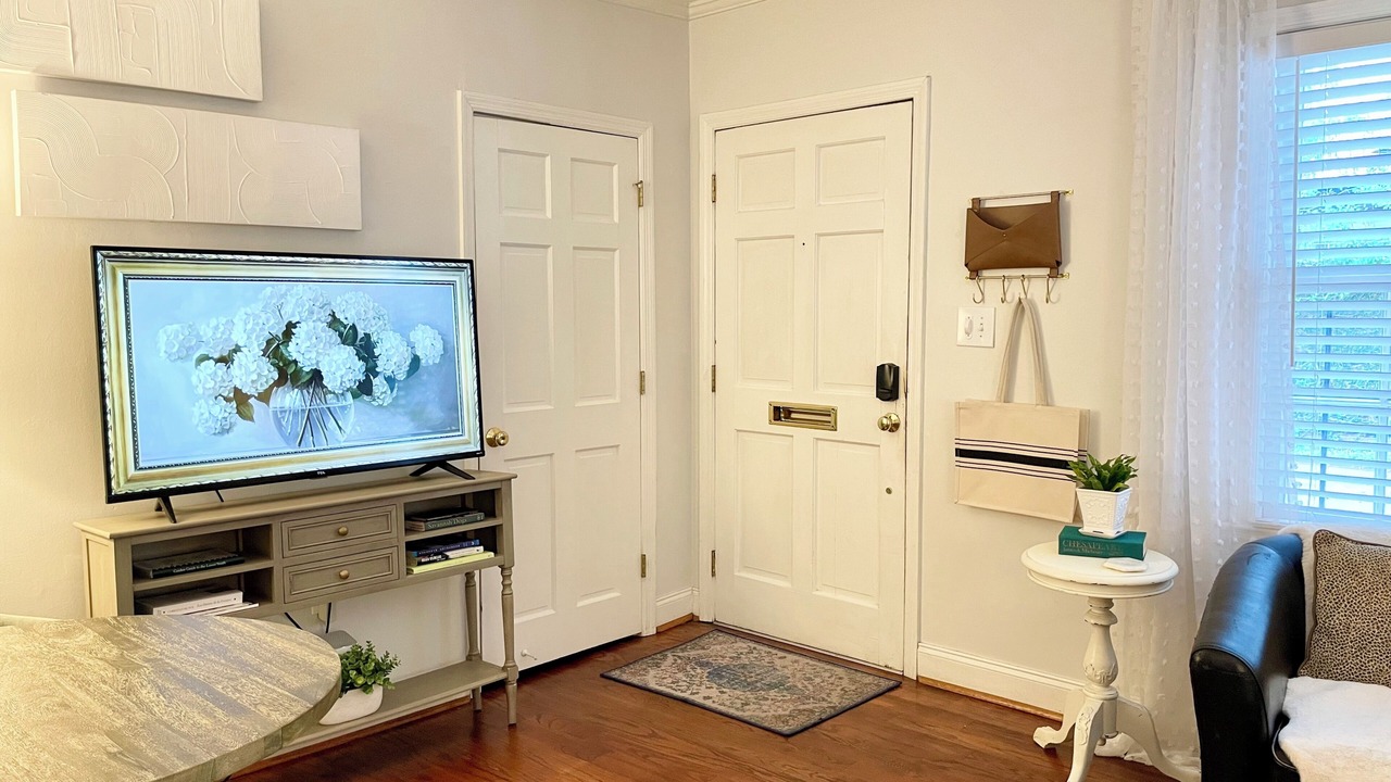 Photo of Livingroom in Old West Broad Neighborhood
