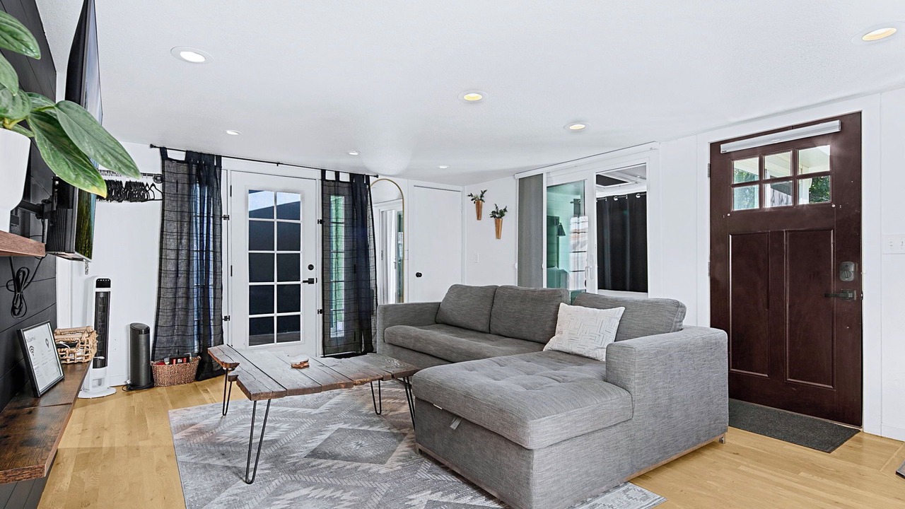 Photo of Livingroom in Depot Bench