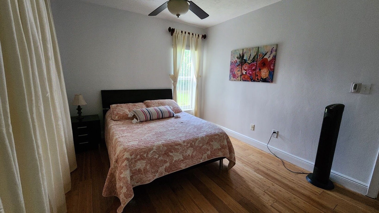 Photo of Bedroom in Ludlam