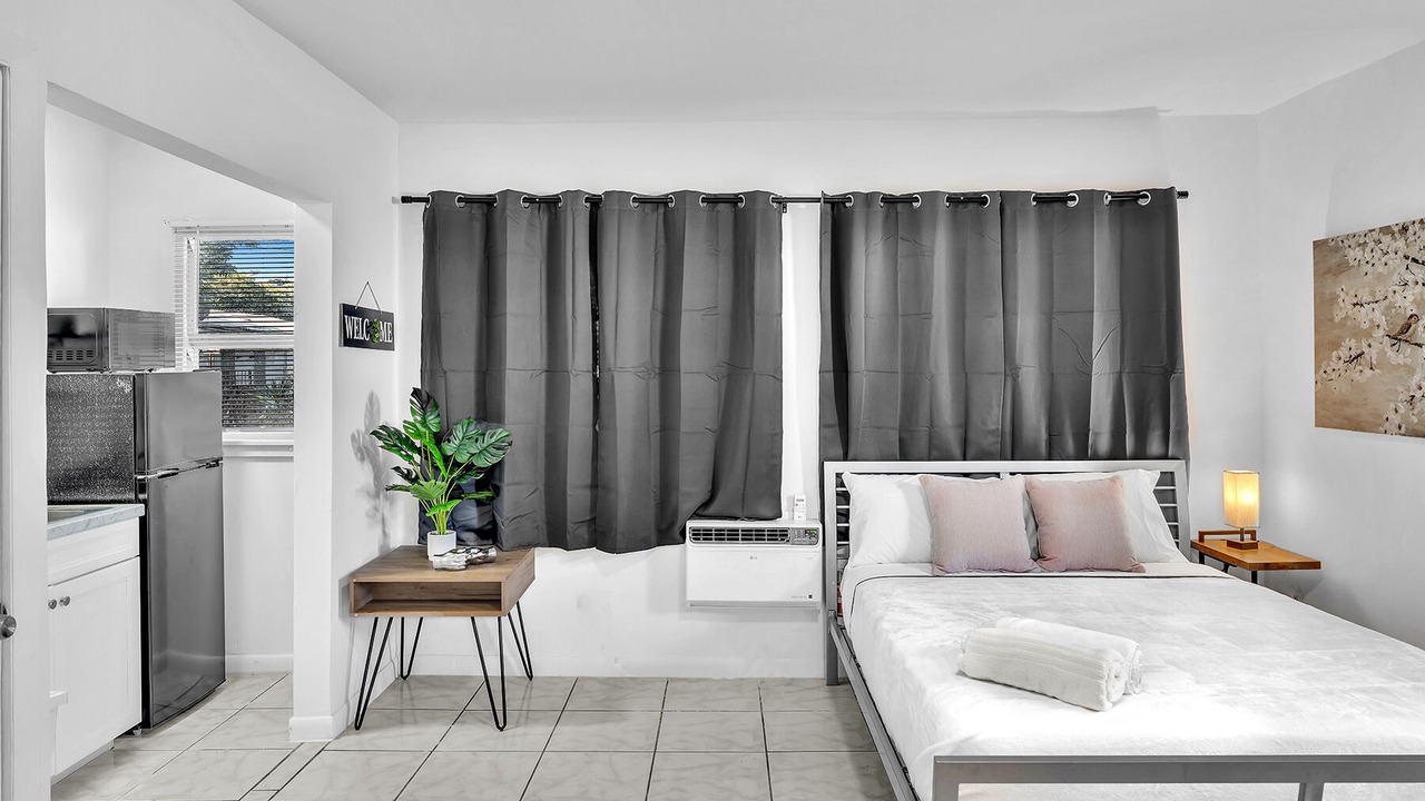 Photo of Bedroom in Downtown Hollywood