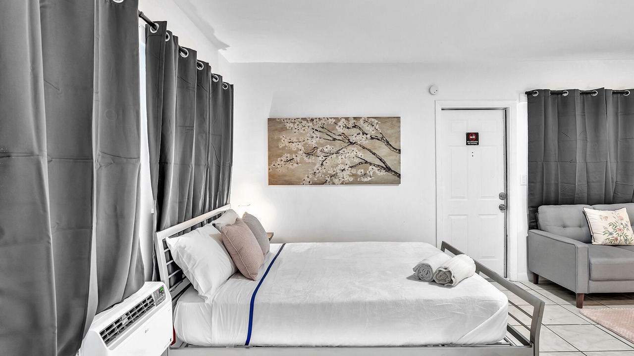 Photo of Bedroom in Downtown Hollywood