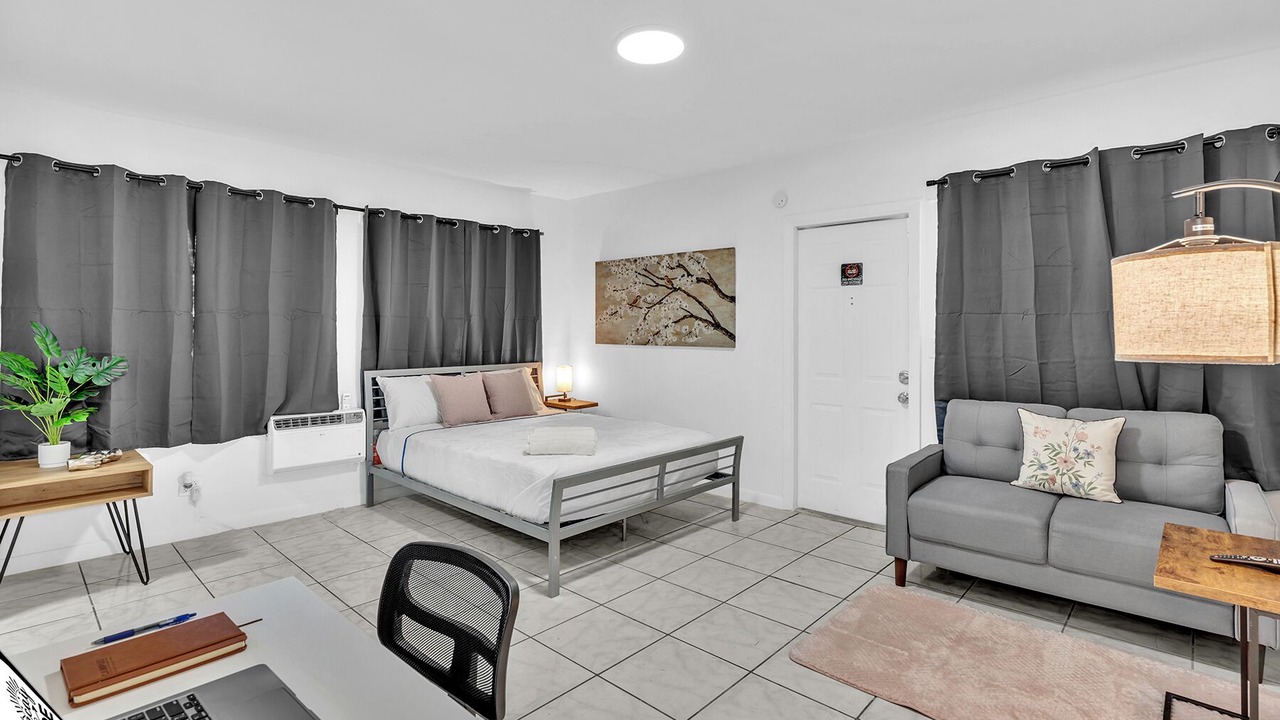 Photo of Bedroom in Downtown Hollywood