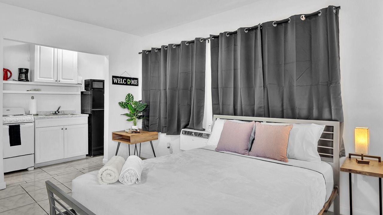 Photo of Bedroom in Downtown Hollywood