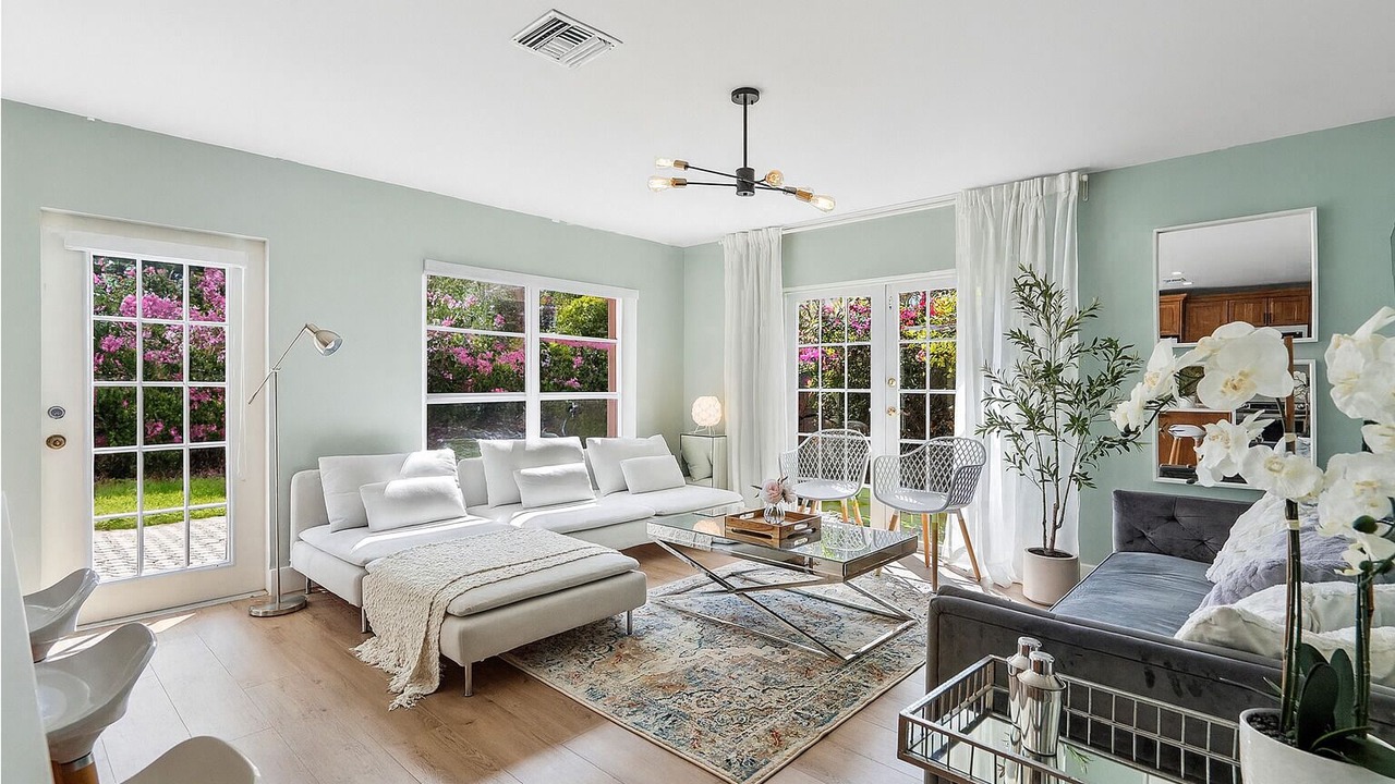 Photo of Livingroom in River Oaks