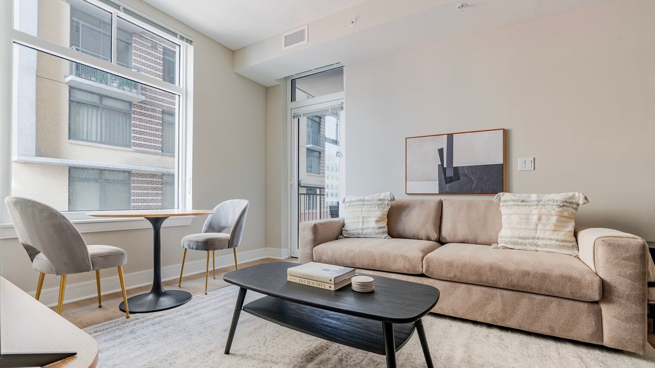 Photo of Livingroom in Woodmont Triangle