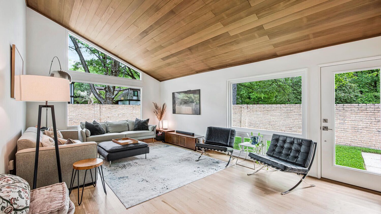 Photo of Livingroom in Bethesda