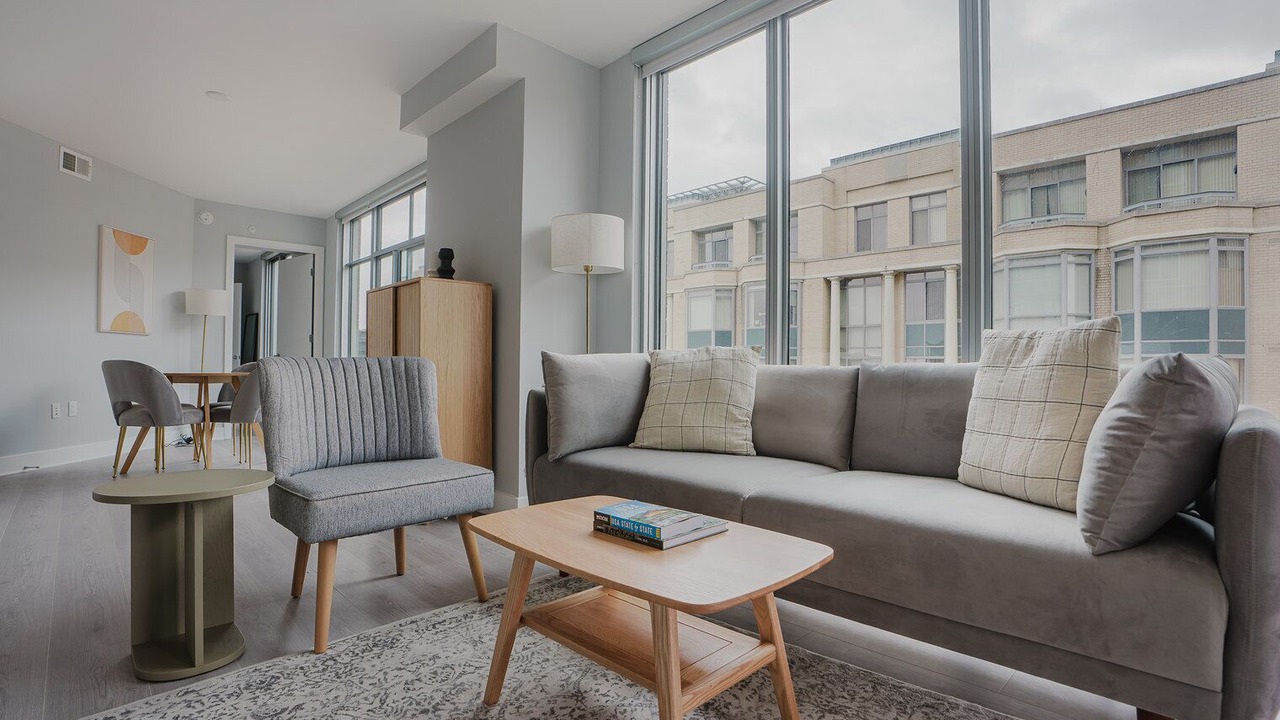 Photo of Livingroom in Woodmont Triangle