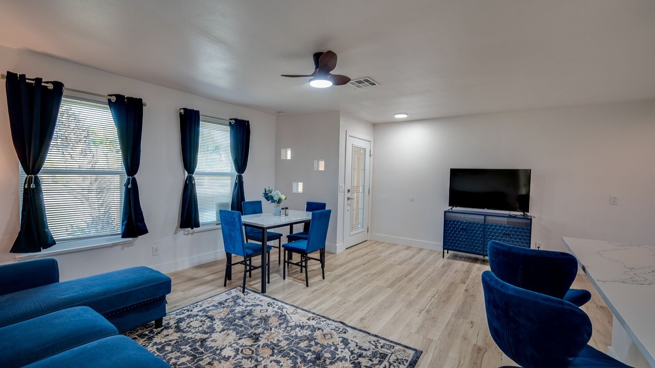 Photo of Livingroom in Yacht Club