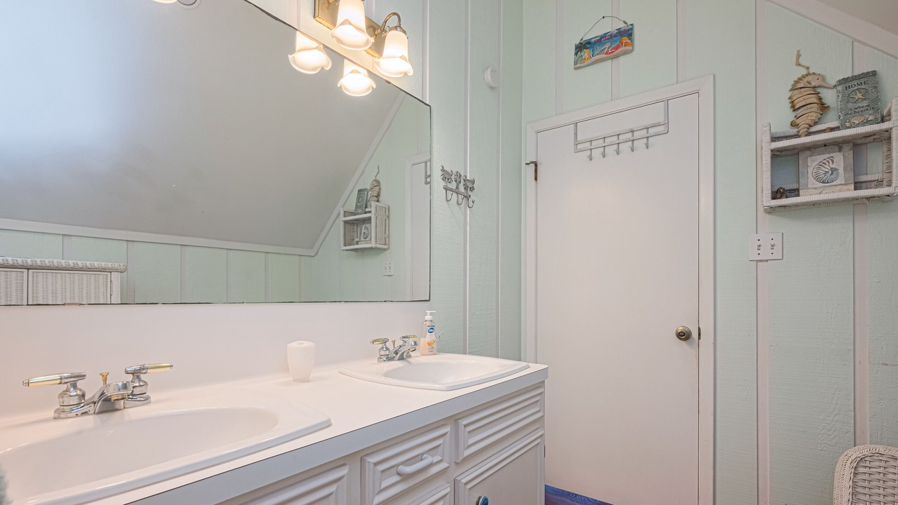Photo of Bathroom in Jamaica Beach