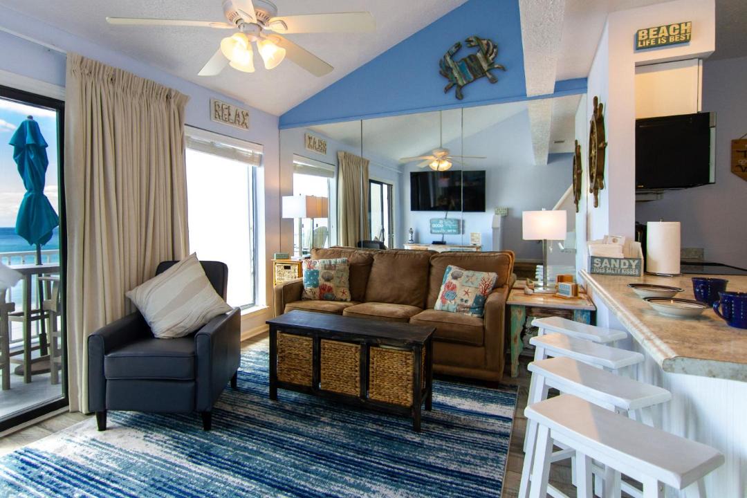Photo of Livingroom in Biltmore Beach