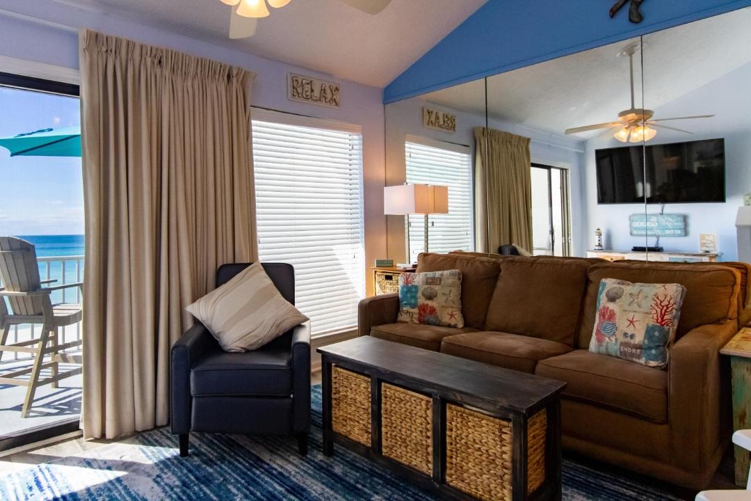 Photo of Livingroom in Biltmore Beach