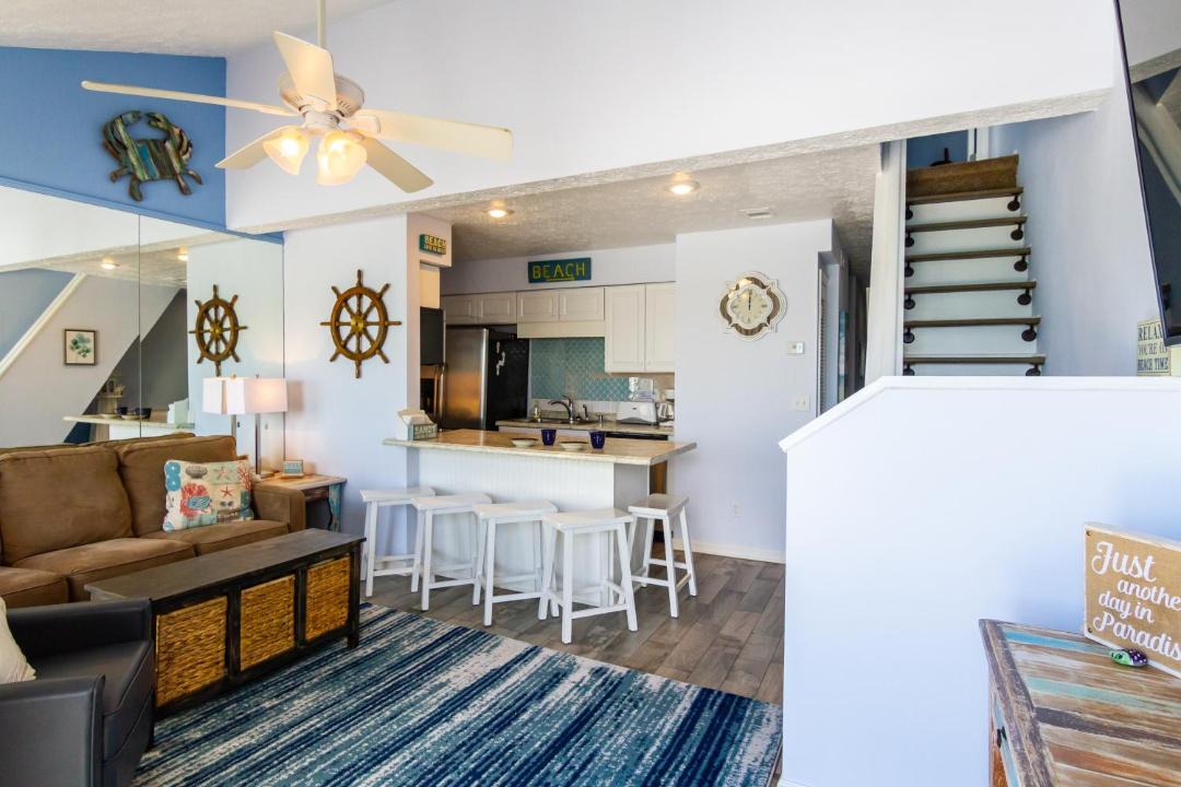 Photo of Livingroom in Biltmore Beach