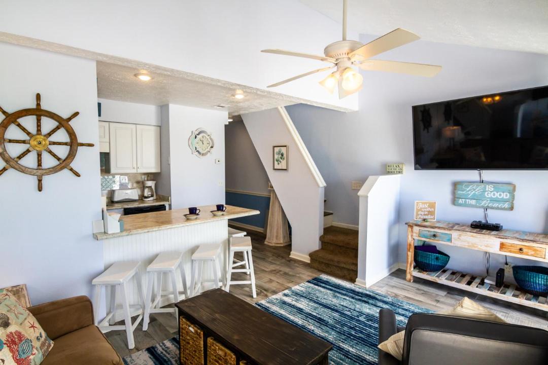 Photo of Livingroom in Biltmore Beach