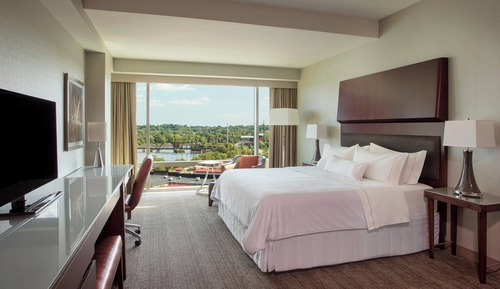 Premium Room, 1 King Bed, Corner