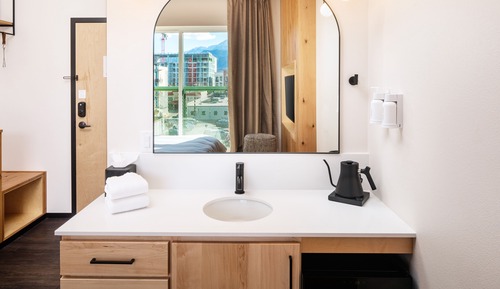 Junior Suite, 1 King Bed, Mountain View