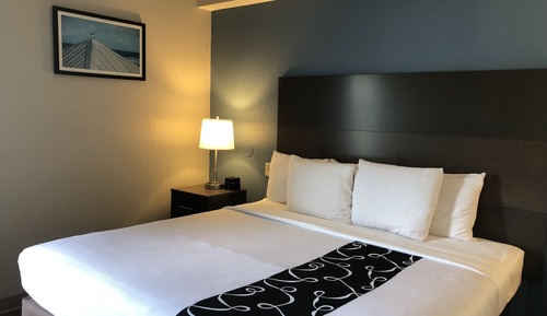 Deluxe Room, 1 King Bed, Accessible, Non Smoking (Hearing/Mobility, Tub w/Grab Bars)
