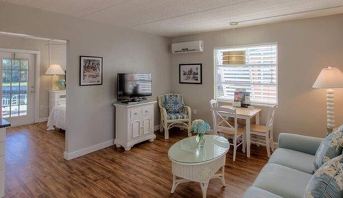 Bayside Queen Suite w/ Balcony (NO PETS)