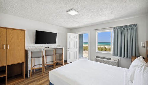 Room, 2 Queen Beds, Kitchen, Beachfront (Walkout, Split Accommodations)