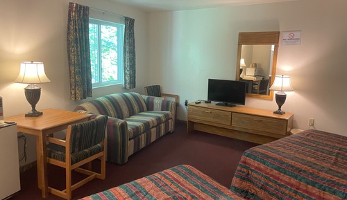 Deluxe 2 Queen W/ Sofa