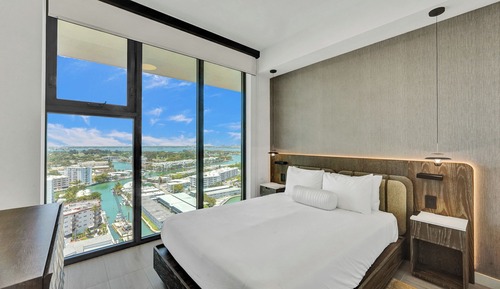 Premium 2 bedroom with Balcony, Bay Views