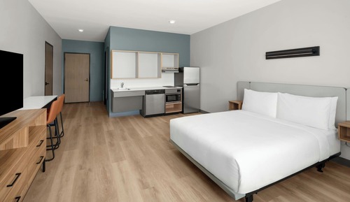 Studio, 1 Queen Bed (Mobility/Hearing Access, Roll-in Shwr)