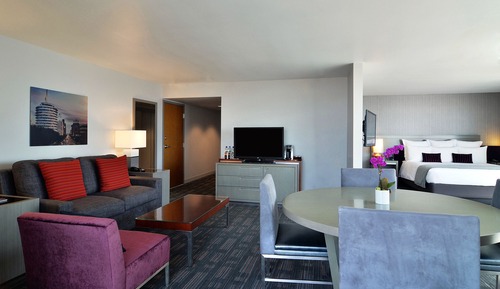 Suite, 1 King Bed, Corner (Corner Suite)