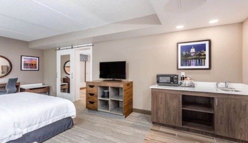 Studio, 1 King Bed, Accessible (Mobility & Hearing, Roll-In Shower)