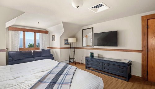 Loft, 1 King Bed with Sofa bed (Hallstat)