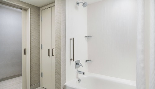 Room, 2 Queen Beds, Accessible Bathtub