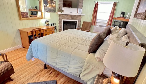 King Deluxe Room with Fireplace & Single Jacuzzi Tub