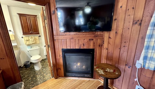 Deluxe 2 Queen Beds with Fireplace & Single Jacuzzi Tub