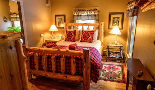 Suite, 1 Queen Bed, Private Bathroom