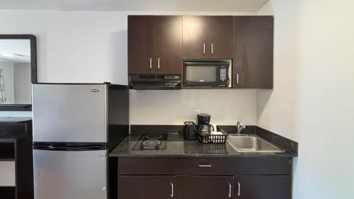 2 FULL BEDS  | MODERN, SUITE, SMK, KITCHEN