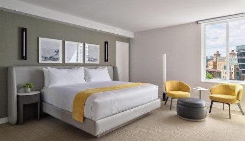 Corner King Room with Roll-In Shower - Mobility Accessible