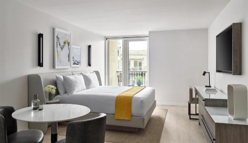 Deluxe King Room with Tub or Shower