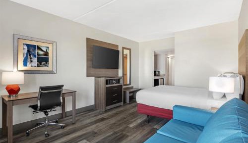 Queen Room with Sofa Bed - Ocean Front/Disability Access