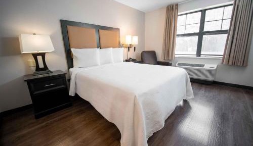 Deluxe Studio with 1 King Bed - Non-Smoking