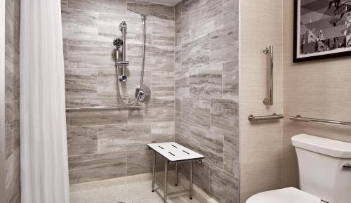 Traditional Queen Room with Roll-in Shower - Mobility and Hearing Accessible