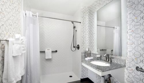 Standard King Room with Roll-in Shower - Mobility Accessible