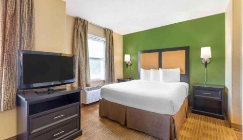 1 King Bed | Non-Smoking, Kitchen