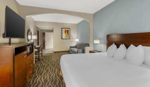 King Suite with Roll-In Shower and Sofa Bed - Disability Access/Non-Smoking