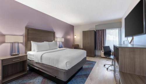 Queen Room with Roll-in Shower - Mobility Accessible