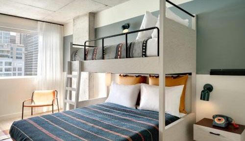 Room with One Specialty Bed, City View and Bathtub - Mobility Access
