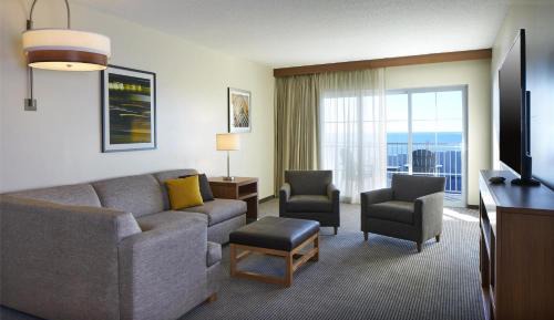 One-Bedroom King Suite - Partial Ocean view