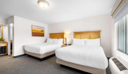 Queen Room with Two Queen Beds with River View - Non-smoking