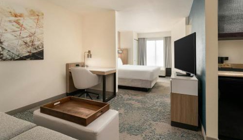 King Suite with Bathtub and Trundle Sofa - Mobility Access/Hearing Accessible