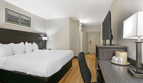 King Room with Bath Tub - Disability Access/Non-Smoking 